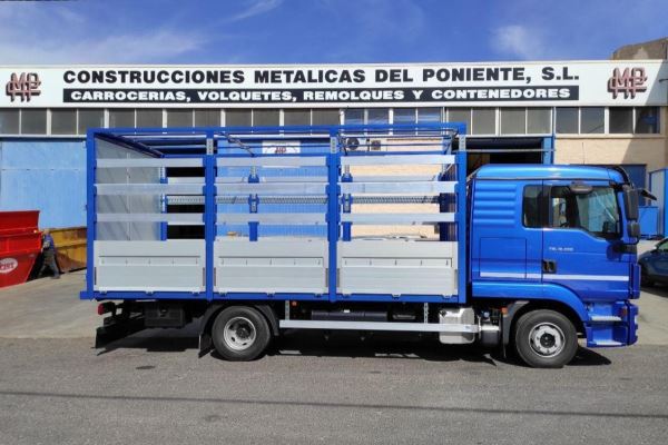 CARROCERÍA FRUTERA PARA 10 PALETS CON CAJÓN PARA TRANSPALETA