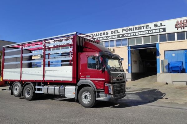 CARROCERÍA TIPO SEMITAULINER PARA 14 PALETS CON PLATAFORMA ELEVADORA ABATIBLE DE 2000 KG