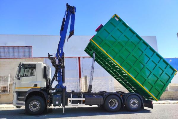 CARROZADO PERSONALIZADO DE CAJA TIPO CHATARRERA BASCULANTE CON GRÚA AUTOCARGA 