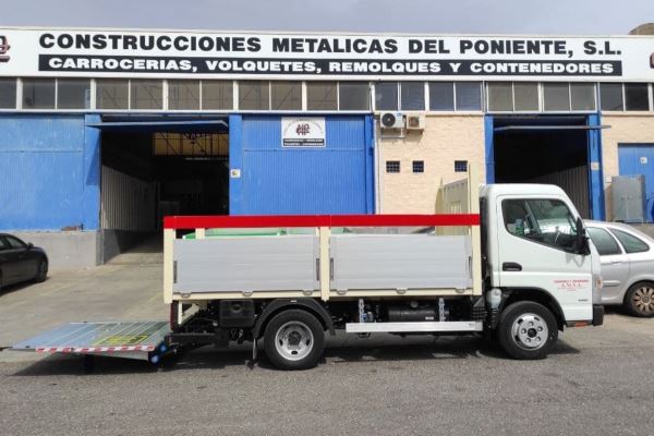 CARROCERÍA COMPACTA Y FUNCIONAL DE LATERALES BAJOS TIPO OBRA CON PLATAFORMA ELEVADORA