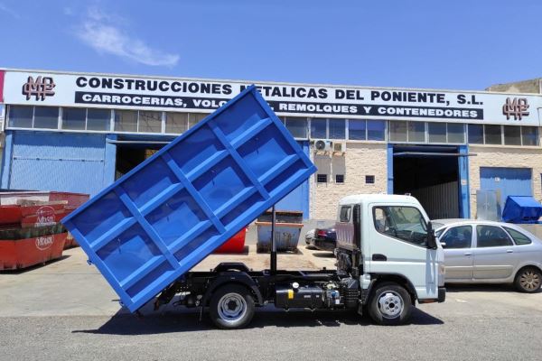 CARROCERÍA TIPO CAJA DE BROZA CON BASCULANTE ELÉCTRICO